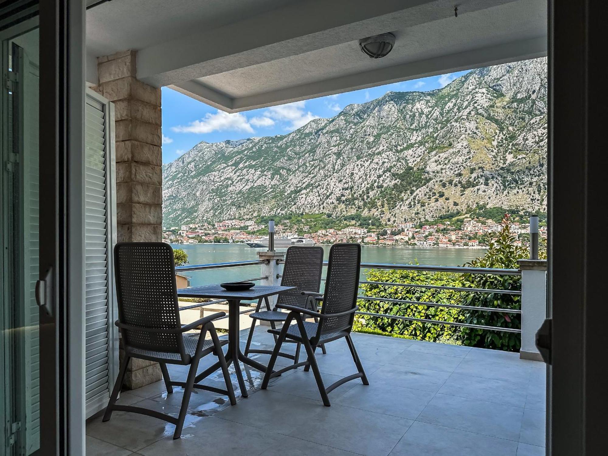 Chillout Apartment In Kotor Bay Luaran gambar